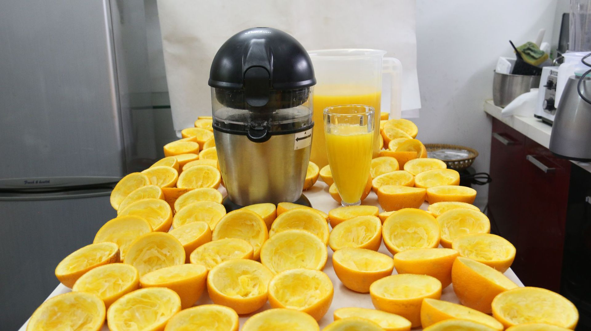 電動柑橘ジューサー – 新鮮なオレンジ/レモン絞り器、スタン - Citrus Lemon Squeezer のレビューと価格